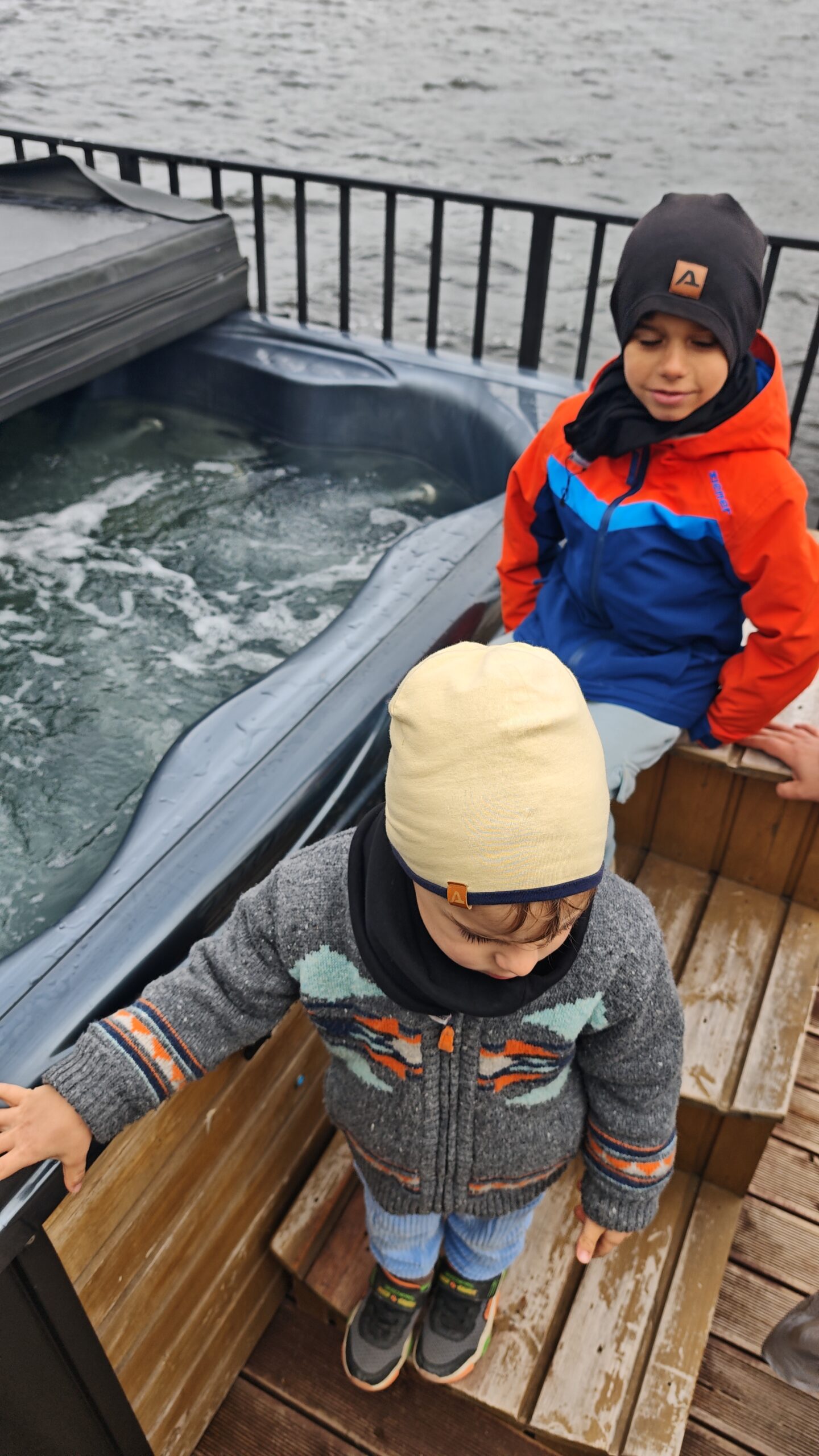 vaikai prie jakuzzi
